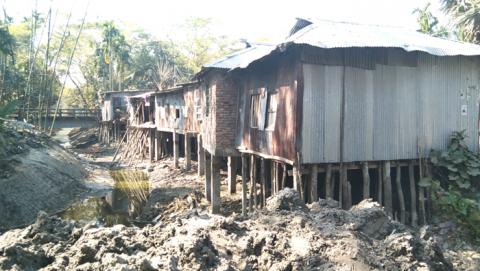 লালমোহনে খাল দখল করে চলছে স্থাপনা নির্মাণ।