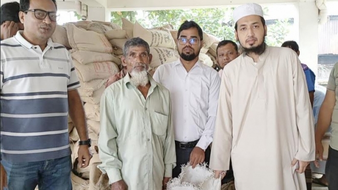 লালমোহনে ১২শত জেলে পেল ভিজিএফের চাল।।লালমোহন বিডিনিউজ